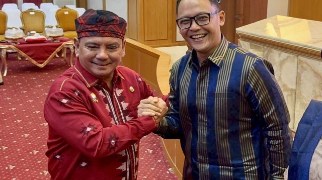Pj Gubernur Sultra Andap Budhi Revianto (kiri) dan Kepala OJK Sultra Bismi Maulana Nugraha (kanan). Foto: Lensainformasi