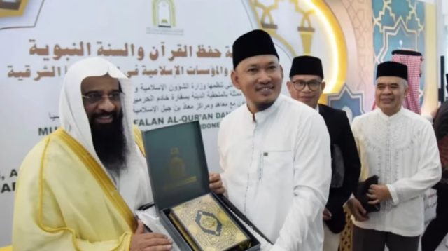 Wakil Wali Kota Kendari, Sudirman (kanan) saat menerima cenderamata Al-Qur'an bertinta emas dari Kedutaan Besar Arab Saudi dalam acara Musabaqah Hifdzil Quran dan Hadits tingkat nasional untuk kawasan Indonesia Timur di Masjid Al-Alam, Minggu (23/2/2025). Foto : istimewa