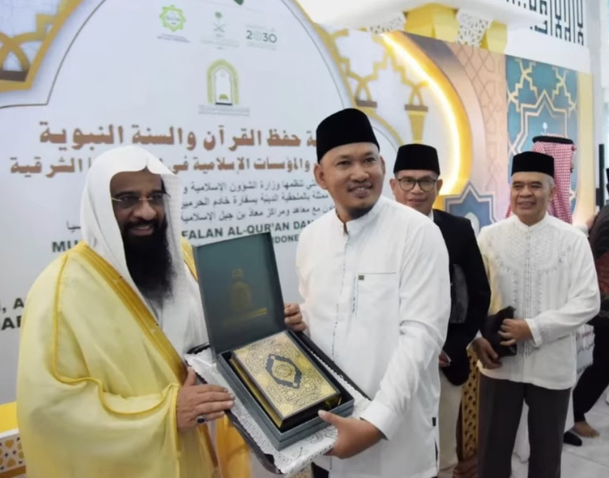 Wakil Wali Kota Kendari, Sudirman (kanan) saat menerima cenderamata Al-Qur'an bertinta emas dari Kedutaan Besar Arab Saudi dalam acara Musabaqah Hifdzil Quran dan Hadits tingkat nasional untuk kawasan Indonesia Timur di Masjid Al-Alam, Minggu (23/2/2025). Foto : istimewa